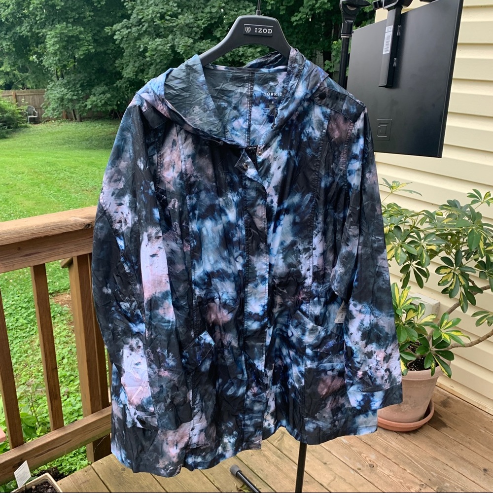 NWT Torrid Active Raincoat Very Cool! Size 6x adjustable new with tags